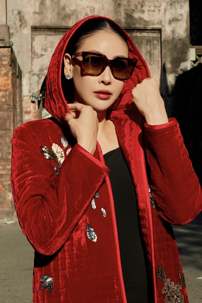 NTK Đức Hùng cho biết, mỗi chiếc áo chần bông của anh là một tác phẩm độc nhất, các chi tiết nhỏ trên áo được thay đổi tỉ mỉ. Từ độ dài, dáng tay áo đến hình thêu, điểm nhấn kết cườm... biến hóa đa dạng. 