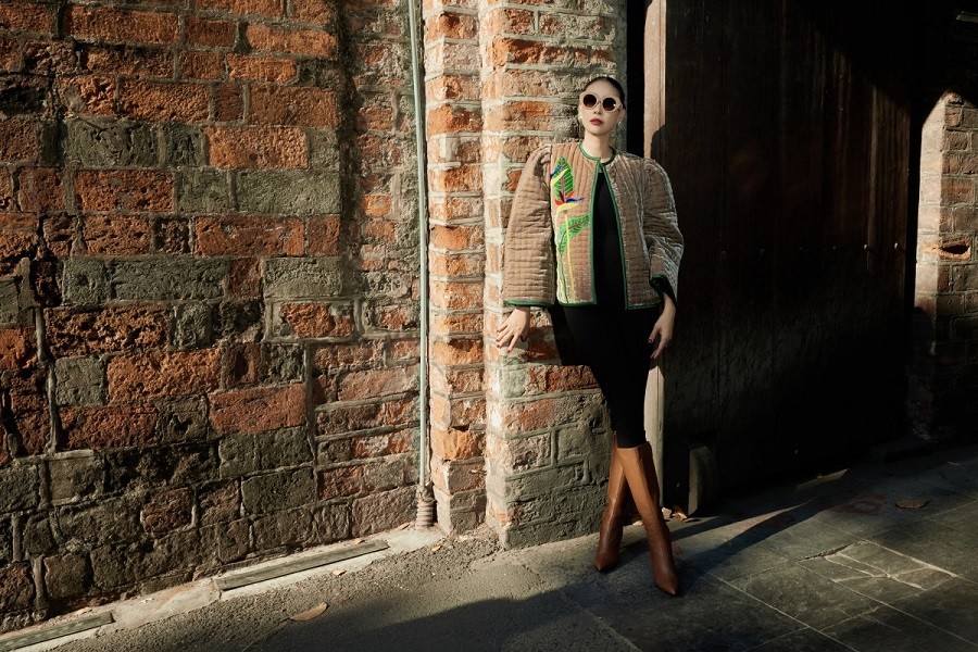 Hoa hậu Hà Kiều Anh giúp những chiếc áo chần bông trông hiện đại hơn với các cách kết hợp cùng boots cao đến gối, kính râm và giày cao gót.