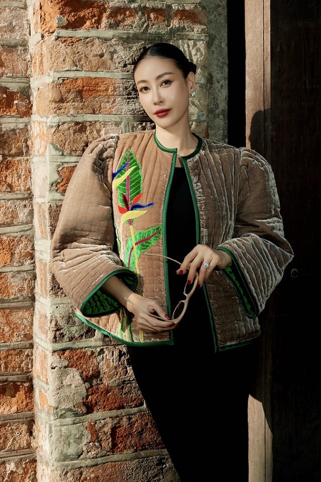 Phom dáng tay bồng giúp Hoa hậu Việt Nam tạo nét quyền lực và vương giả. 