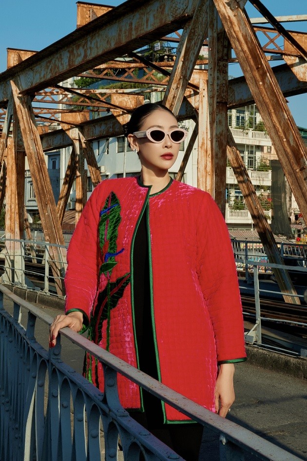 Nhiều họa tiết đậm chất cổ truyền khác như lá chuối, hoa cỏ, chim muông báo hiệu Xuân về cũng được nhà thiết kế ứng dụng. 