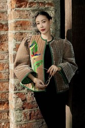 Hoa hậu Hà Kiều Anh xinh đẹp dạo phố Hà Nội ngày sang Đông cùng những mẫu áo trần bông hiện đại