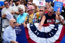 Bầu cử Tổng thống Mỹ: Mặc cho ‘quá muộn để đổi ngựa’, cựu cố vấn ông Obama đề nghị ông Biden ngừng ứng cử