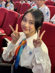 Sao Việt: Ca sĩ Phương Mỹ Chi tạo dáng nhí nhảnh, Thanh Thảo khoe vai trần quyến rũ