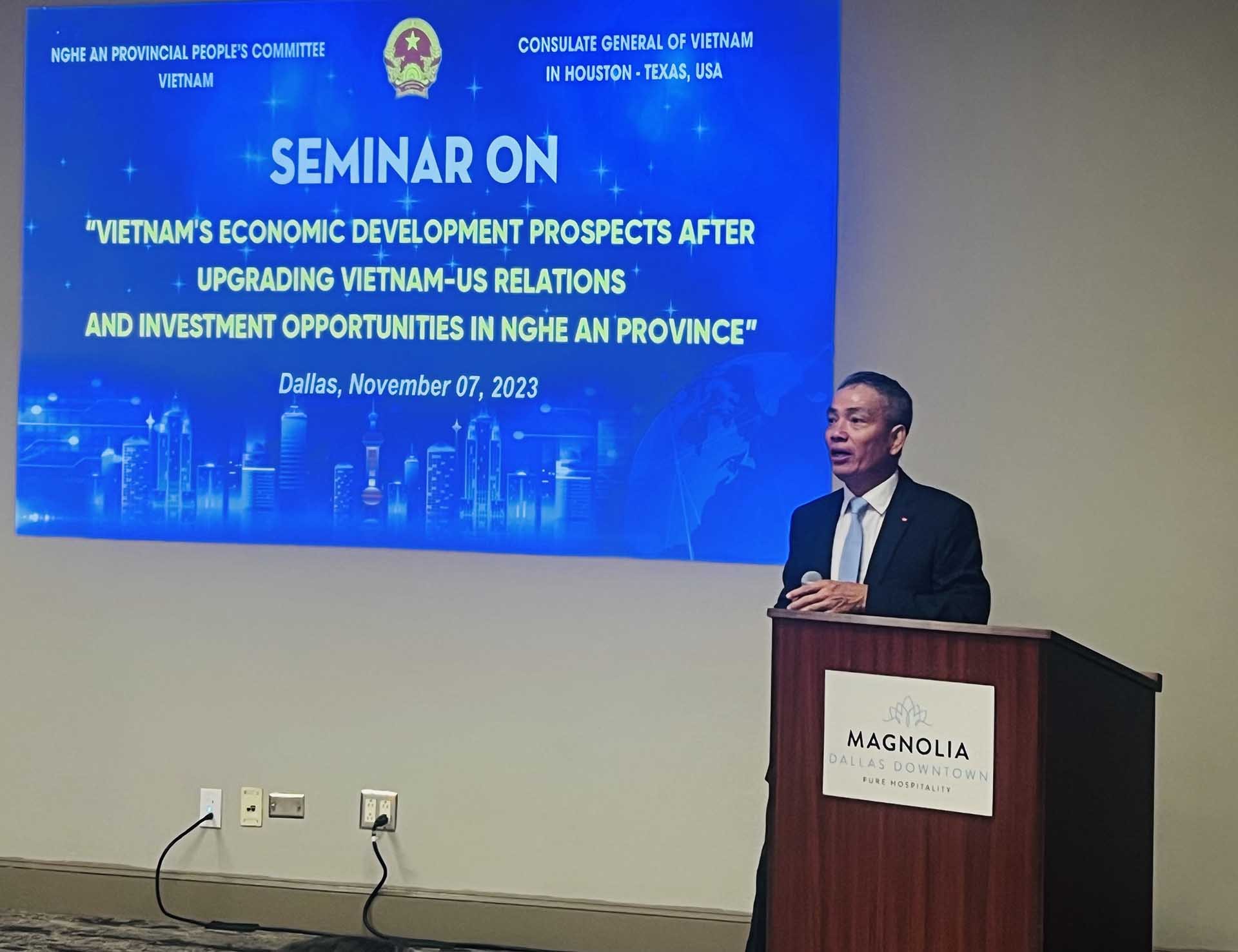 Tổng lãnh sự Nguyễn Trắc Bá phát biểu. 