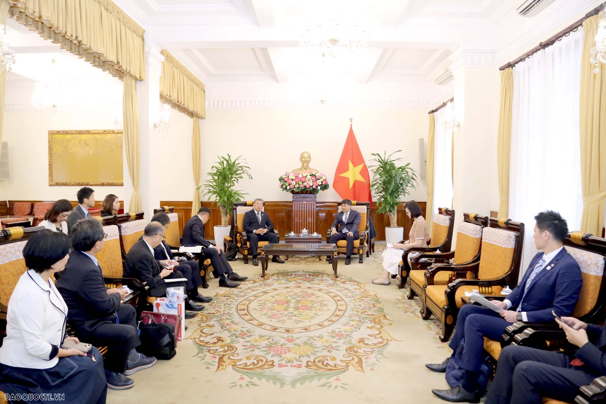 Thứ trưởng Thường trực Ngoại giao Nguyễn Minh Vũ tiếp đoàn Liên minh nghị sĩ hữu nghị Nhật-Việt tỉnh Osaka, Nhật Bản