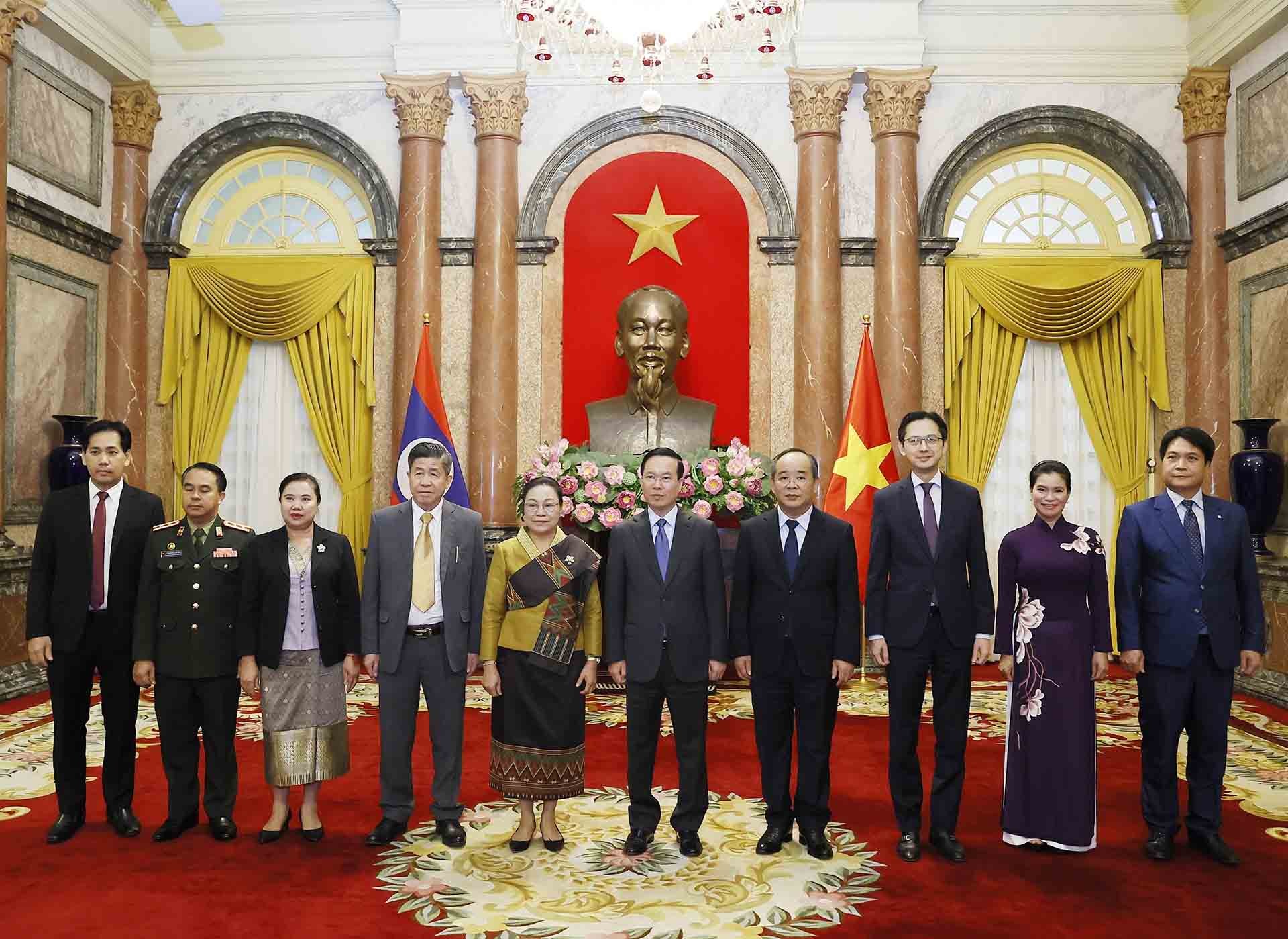 Chủ tịch nước Võ Văn Thưởng và Đại sứ Lào Khamphao Ernthavanh chụp ảnh lưu niệm với các đại biểu. (Nguồn: TTXVN) Chủ tịch nước Võ Văn Thưởng và Đại sứ Lào Khamphao Ernthavanh chụp ảnh lưu niệm với các đại biểu. (Nguồn: TTXVN)