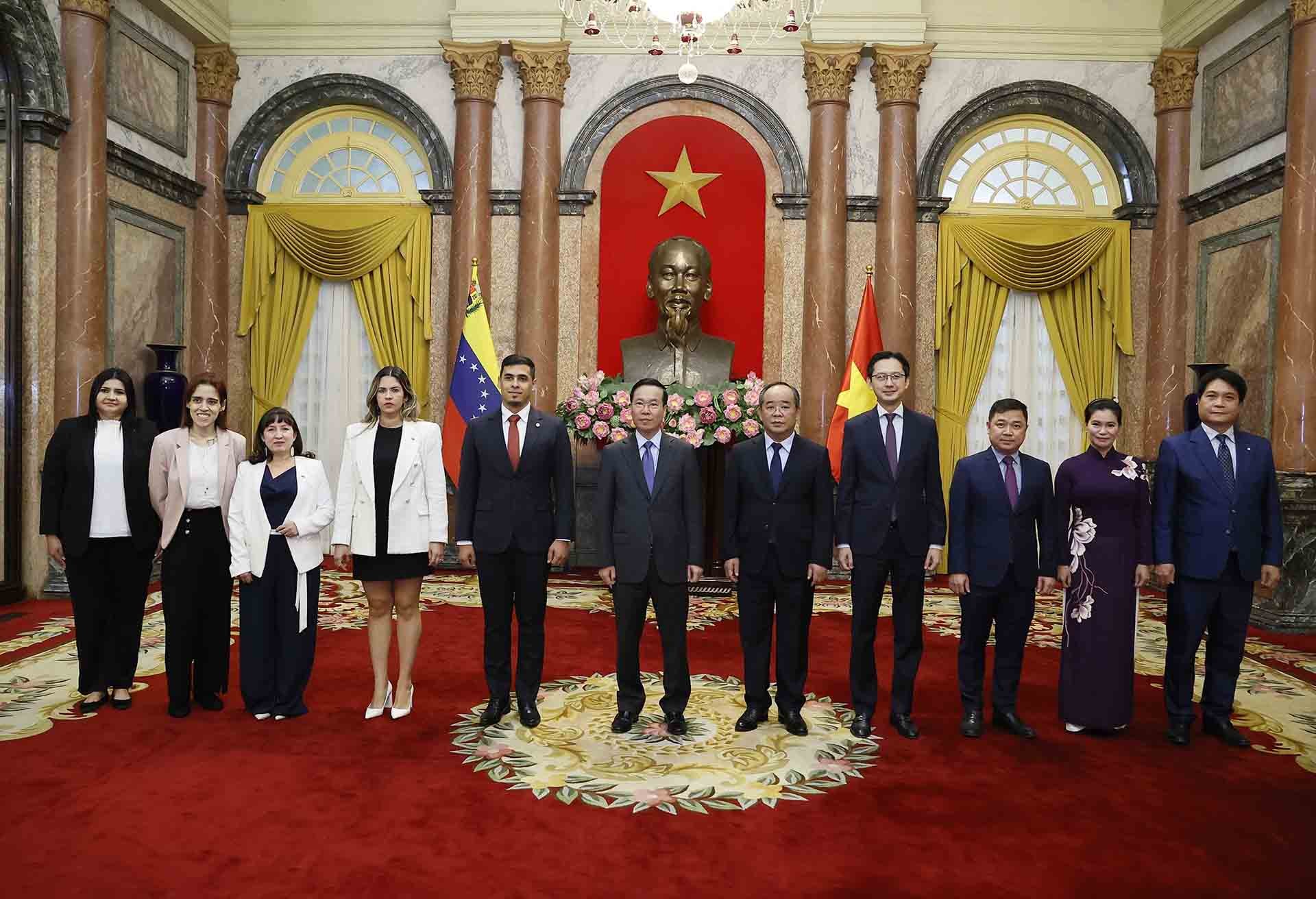 Chủ tịch nước Võ Văn Thưởng và Đại sứ Venezuela Juan Carlos Fernandes Juarez chụp ảnh lưu niệm với các đại biểu. (Nguồn: TTXVN) Chủ tịch nước Võ Văn Thưởng và Đại sứ Venezuela Juan Carlos Fernandes Juarez chụp ảnh lưu niệm với các đại biểu. (Nguồn: TTXVN)