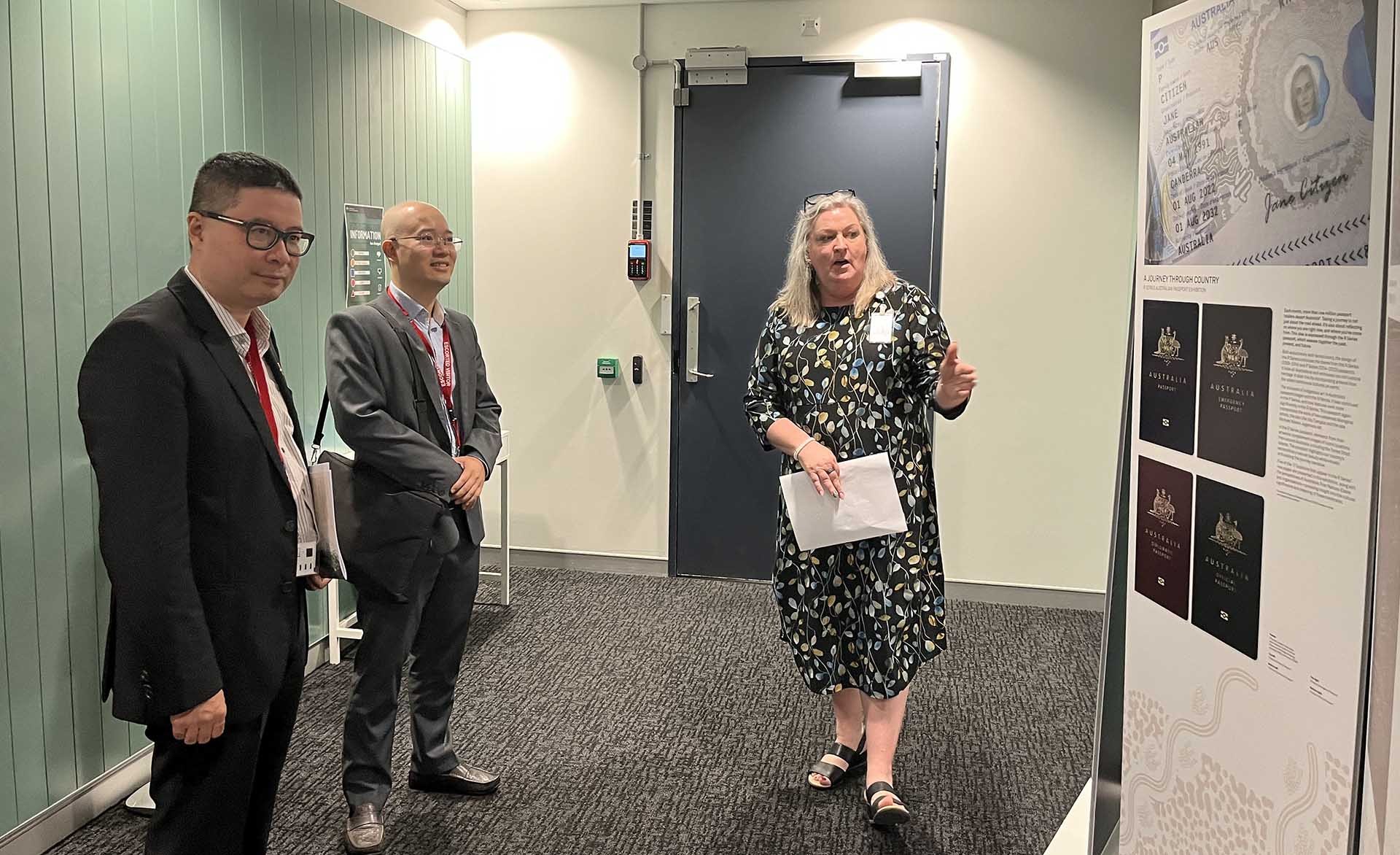 Bộ Ngoại giao Australia đã thu xếp để đoàn Việt Nam tham quan, tham khảo kinh nghiệm tại một số đơn vị trực tiếp giải quyết công việc lãnh sự. Bộ Ngoại giao Australia đã thu xếp để đoàn Việt Nam tham quan, tham khảo kinh nghiệm tại một số đơn vị trực tiếp giải quyết công việc lãnh sự.