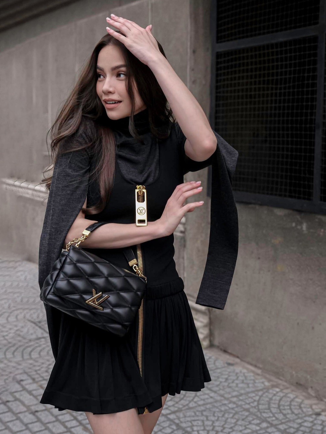 Ca sĩ Hồ Ngọc Hà thanh lịch cùng những chiếc túi xách hàng hiệu danh tiếng