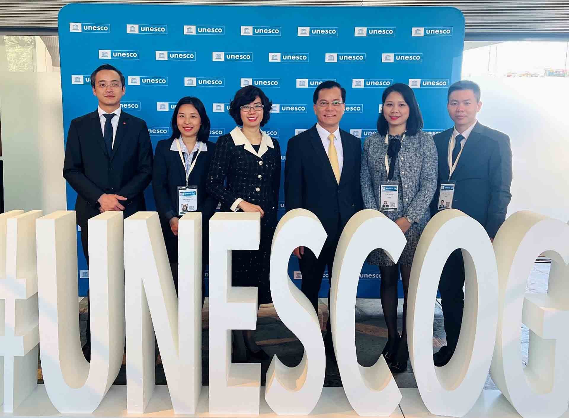 Đoàn Việt Nam tham dự Kỳ họp lần thứ 42 Đại hội đồng UNESCO (Nguồn: Đoàn công tác) Đoàn Việt Nam tham dự Kỳ họp lần thứ 42 Đại hội đồng UNESCO (Nguồn: Đoàn công tác)