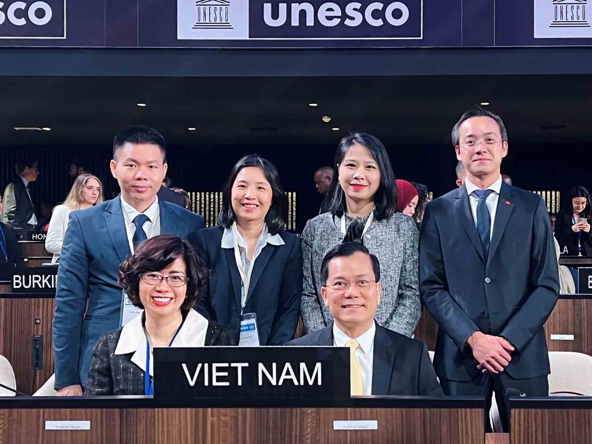 Đoàn Việt Nam tham dự Kỳ họp lần thứ 42 Đại hội đồng UNESCO (Nguồn: Đoàn công tác) Đoàn Việt Nam tham dự Kỳ họp lần thứ 42 Đại hội đồng UNESCO (Nguồn: Đoàn công tác)