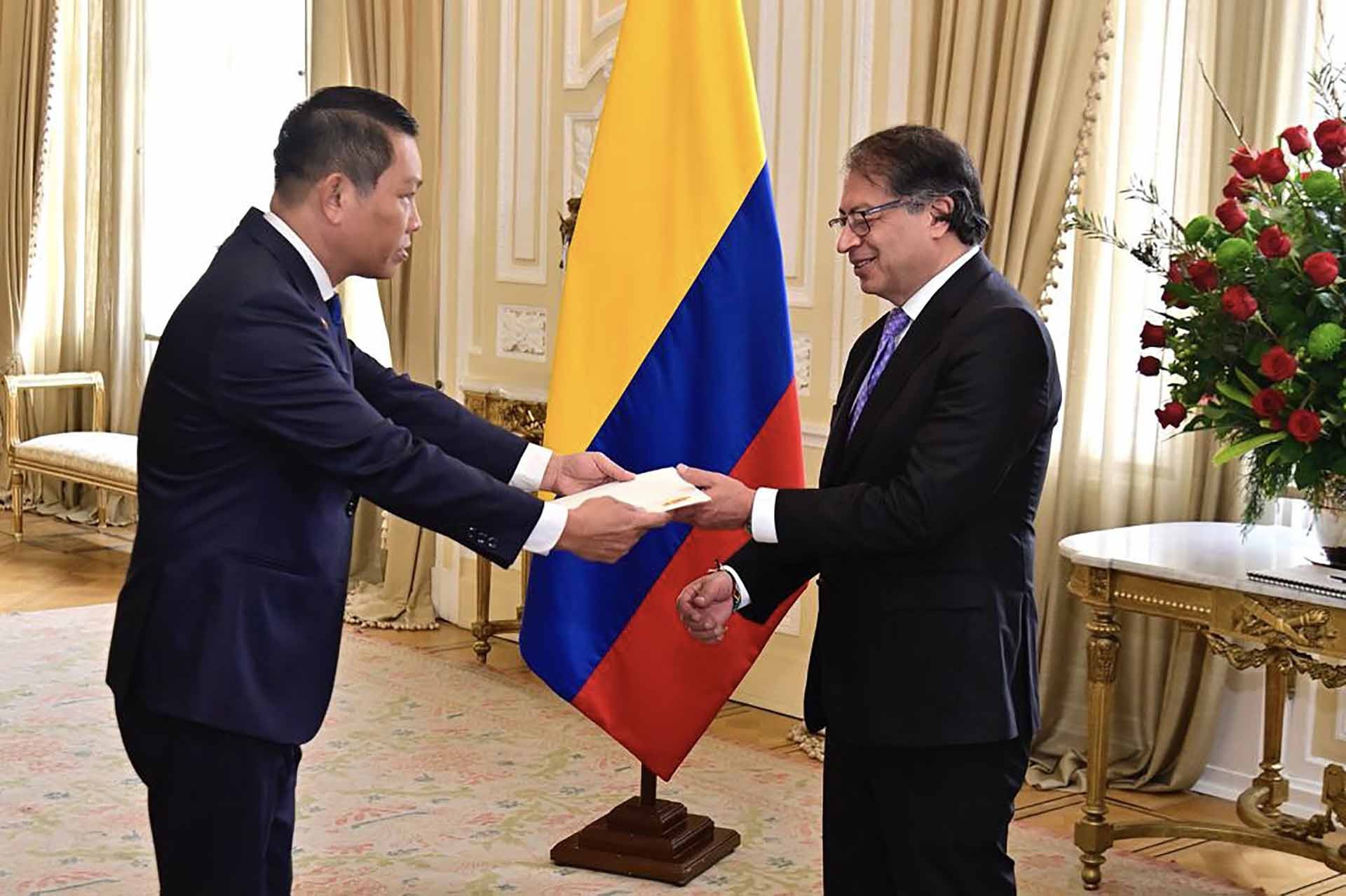 Đại sứ Vũ Trung Mỹ trình Thư ủy nhiệm lên Tổng thống Colombia Đại sứ Vũ Trung Mỹ trình Thư ủy nhiệm lên Tổng thống Colombia