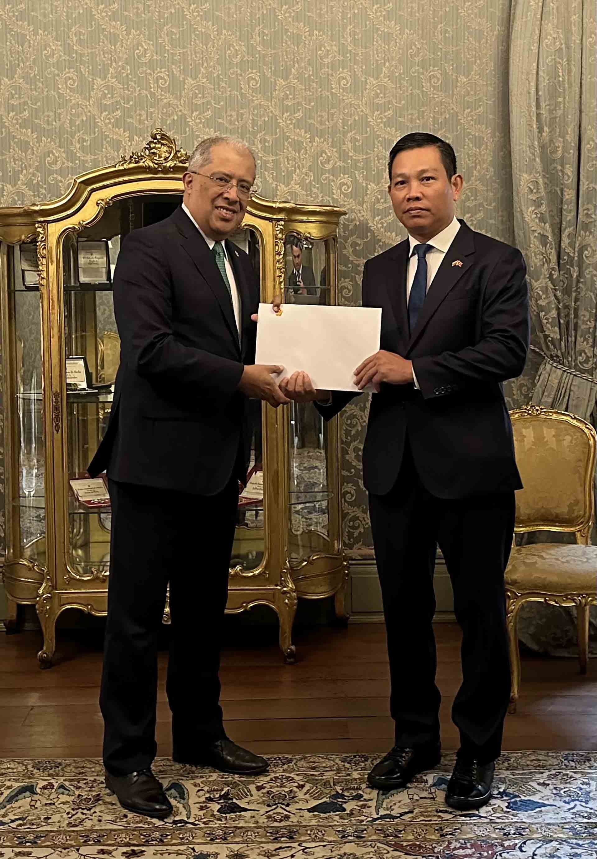 Đại sứ Vũ Trung Mỹ trình Thư ủy nhiệm lên Tổng thống Colombia Đại sứ Vũ Trung Mỹ trình Thư ủy nhiệm lên Tổng thống Colombia