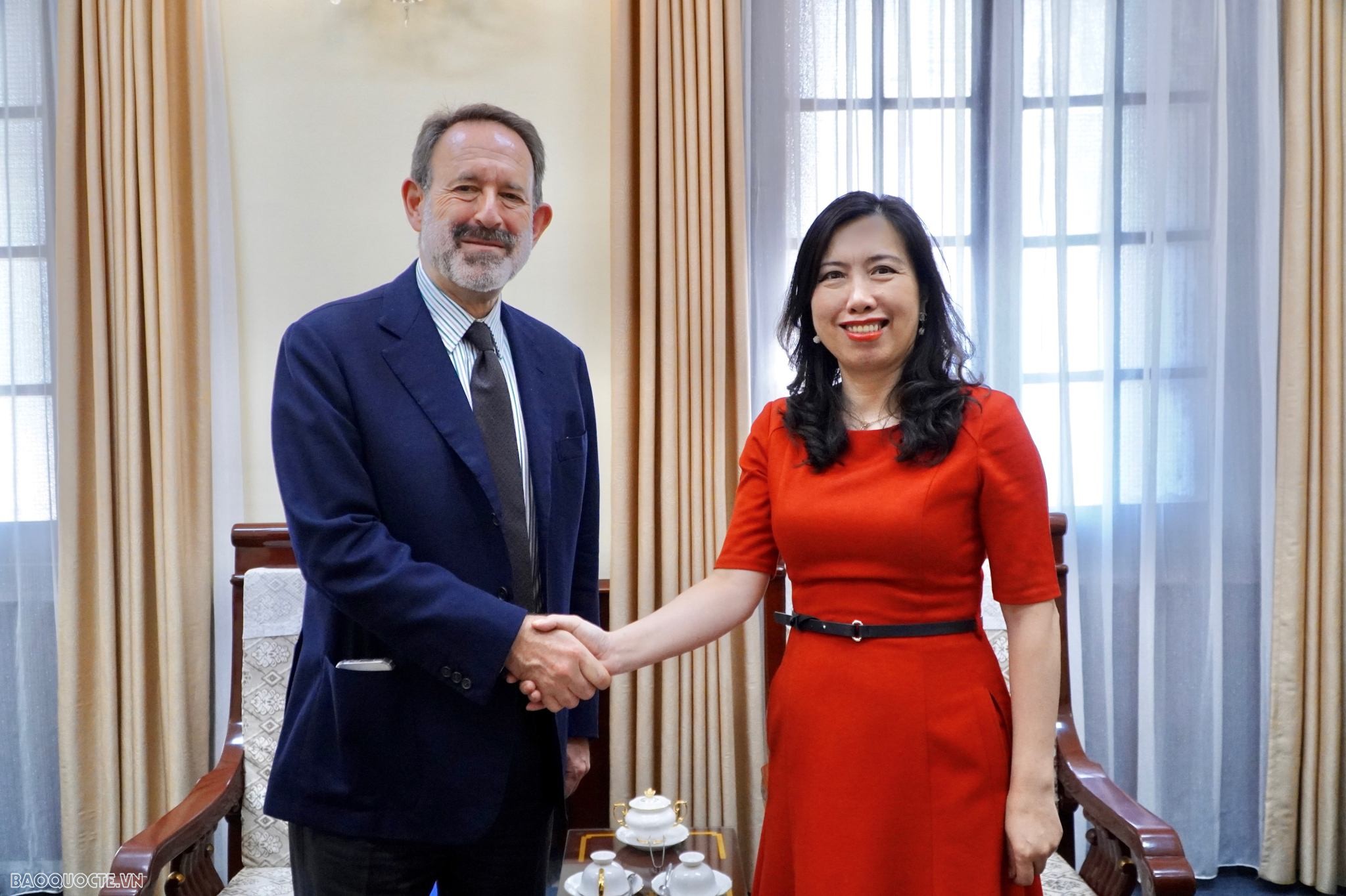 Tại buổi tiếp, Thứ trưởng Ngoại giao Lê Thị Thu Hằng chúc mừng Đại sứ và tin tưởng rằng với kinh nghiệm lâu năm trong ngành ngoại giao, Đại sứ sẽ có nhiệm kỳ công tác thành công tại Việt Nam. (Ảnh: Tuấn Việt)
