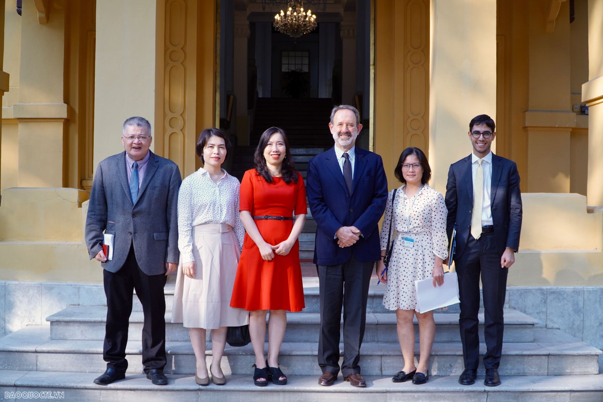 Các đại biểu chụp ảnh lưu niệm. (Ảnh: Tuấn Việt)