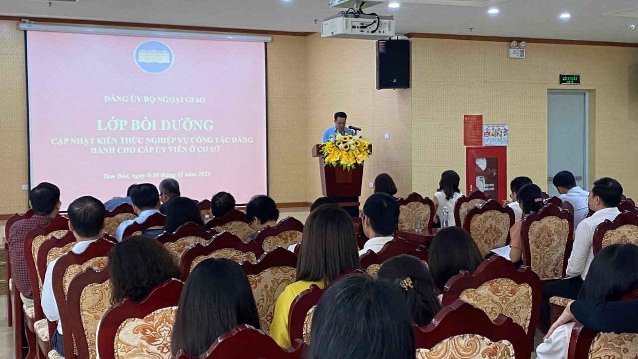 dang uy bo ngoai giao to chuc lop boi duong cap nhat kien thuc ve nghiep vu cong tac dang tai tinh vinh phuc