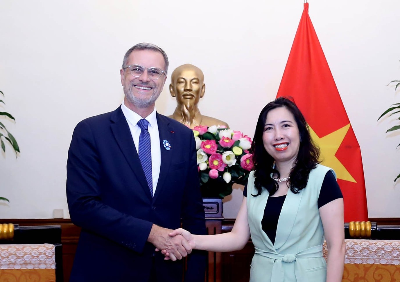 Thứ trưởng Ngoại giao Lê Thị Thu Hằng tiếp Đại sứ Pháp Olivier Brochet