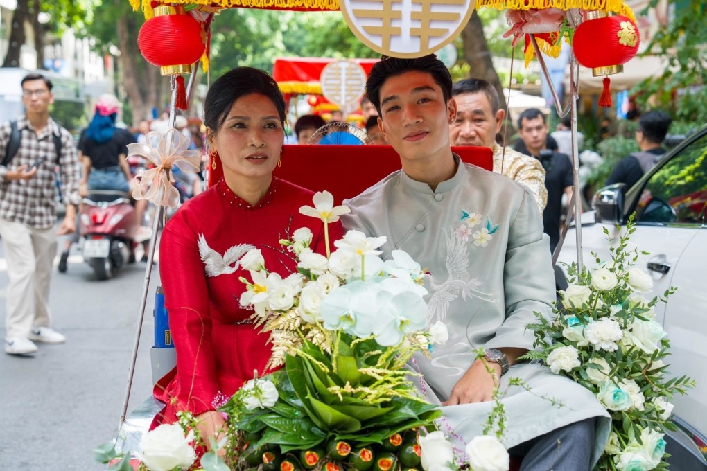 Mẹ Đoàn Văn Hậu ngồi xích lô dẫn đầu, theo sau là dàn phù rể trên tám chiếc khác với các mâm sính lễ được bài trí cầu kỳ gồm hoa tươi, trái cây và trà bánh.