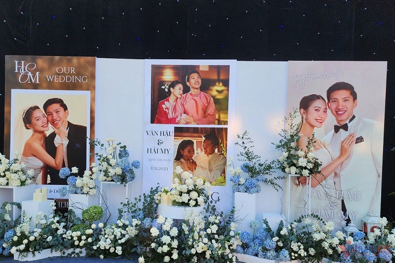 Đám cưới của Văn Hậu - Hải My được trang trí toàn bộ bằng hoa tươi nhập khẩu. Hoa được đích thân Văn Hậu và Hải My cùng lựa chọn, đặt tại Hà Nội rồi chuyển về Thái Bình trong sáng 10/11.Chú rể Văn Hậu chi cả tỉ đồng trang trí hoa tươi nhập khẩu cho đám cưới với cô dâu Doãn Hải My