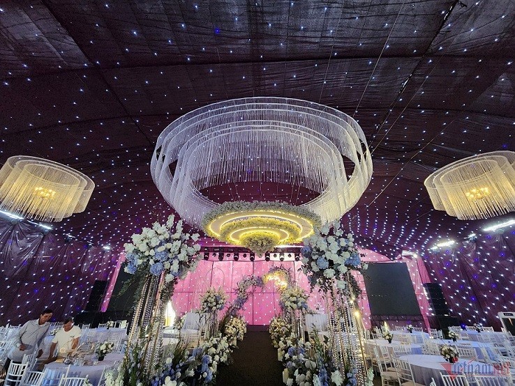 Đám cưới Đoàn Văn Hậu - Doãn Hải My: Chú rể chi tiền tỷ mua hoa nhập, rước dâu bằng xích lô