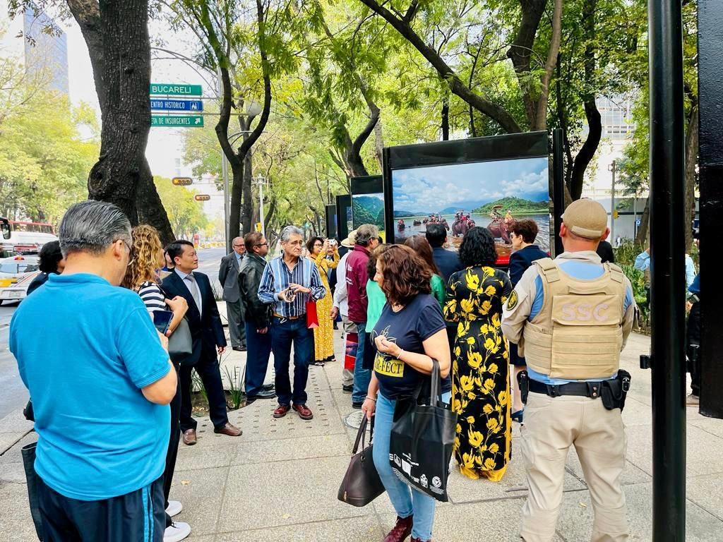 Triển lãm ảnh 'Việt Nam quyến rũ và năng động' tại Đại lộ trung tâm thủ đô Mexico