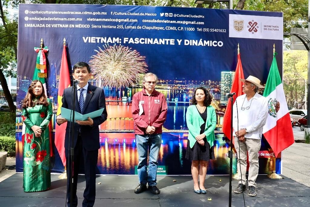Triển lãm ảnh 'Việt Nam quyến rũ và năng động' tại Đại lộ trung tâm thủ đô Mexico