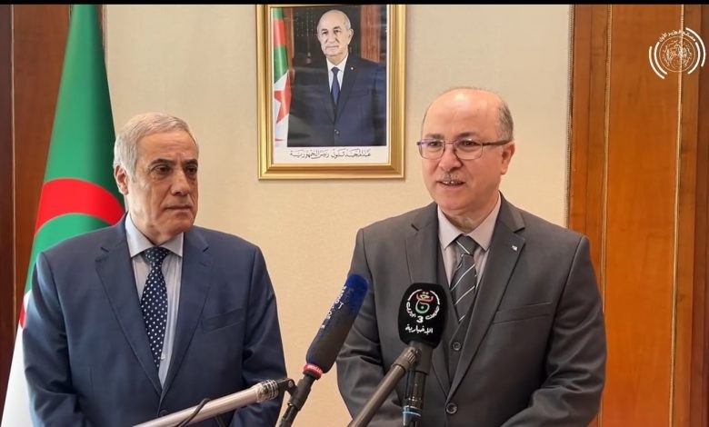 Tổng thống Algeria Abdelmadjid Tebboune đã bổ nhiệm ông Ennadir Larbaoui (trái) làm thủ tướng mới của nước này. (Nguồn: Horizons) Tổng thống Algeria Abdelmadjid Tebboune đã bổ nhiệm ông Ennadir Larbaoui (trái) làm thủ tướng mới của nước này. (Nguồn: Horizons)