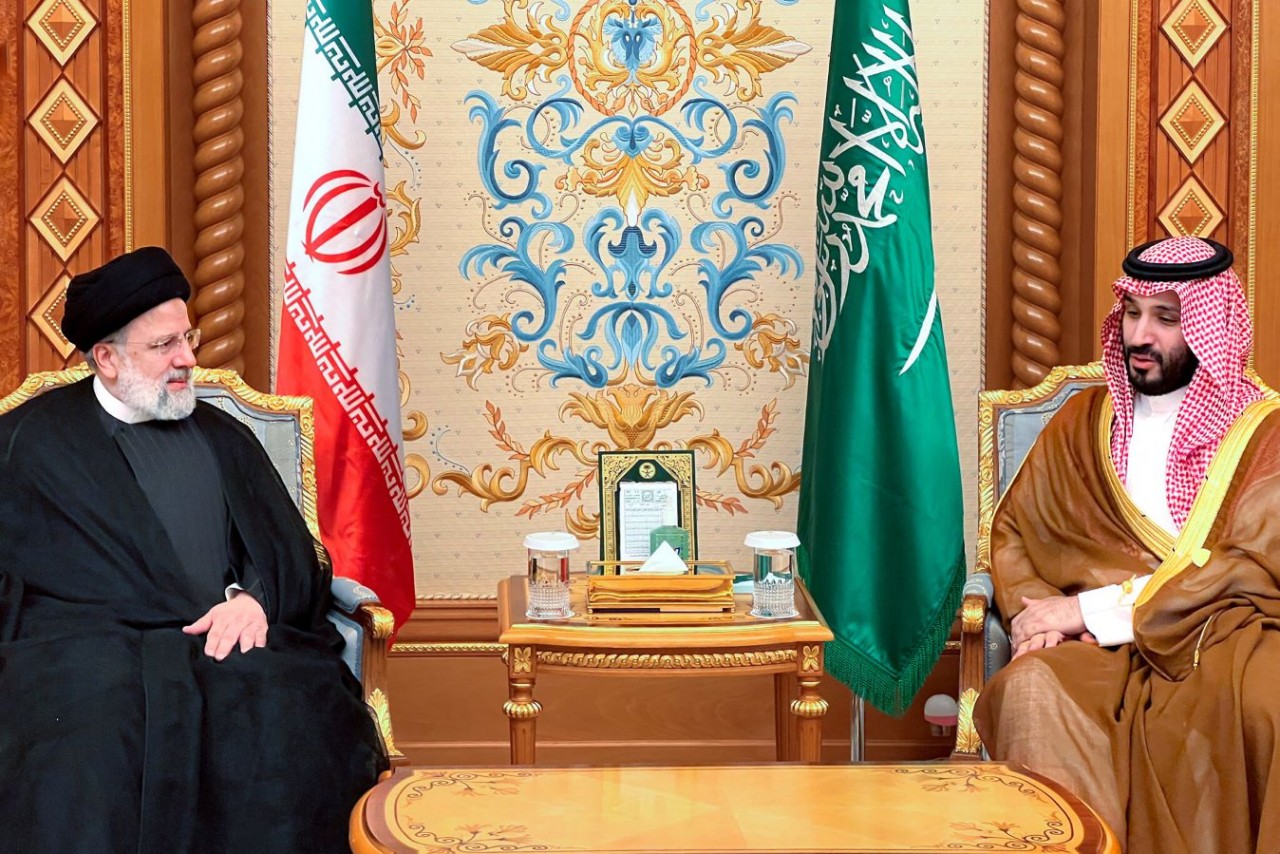 Thái tử Saudi Arabia Mohammed bin Salman và Tổng thống Iran Ebrahim Raisi trong cuộc họp khẩn cấp của Liên đoàn Ả Rập và Tổ chức Hợp tác Hồi giáo (OIC), tại Riyadh ngày 11/11/2023. (Nguồn: AFP) Thái tử Saudi Arabia Mohammed bin Salman và Tổng thống Iran Ebrahim Raisi trong cuộc họp khẩn cấp của Liên đoàn Ả Rập và Tổ chức Hợp tác Hồi giáo (OIC), tại Riyadh ngày 11/11/2023. (Nguồn: AFP)