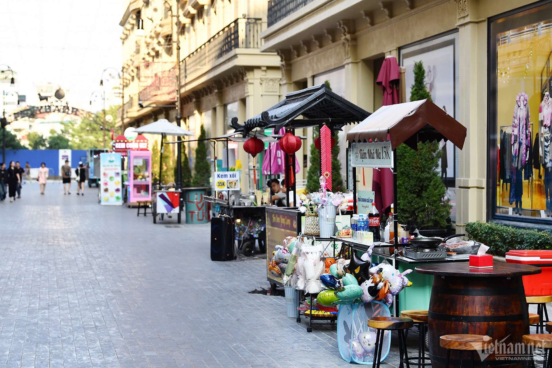 Phố đi bộ kiểu Tây ở Hà Nội: Đẹp và sạch sẽ nhưng khách chóng chán