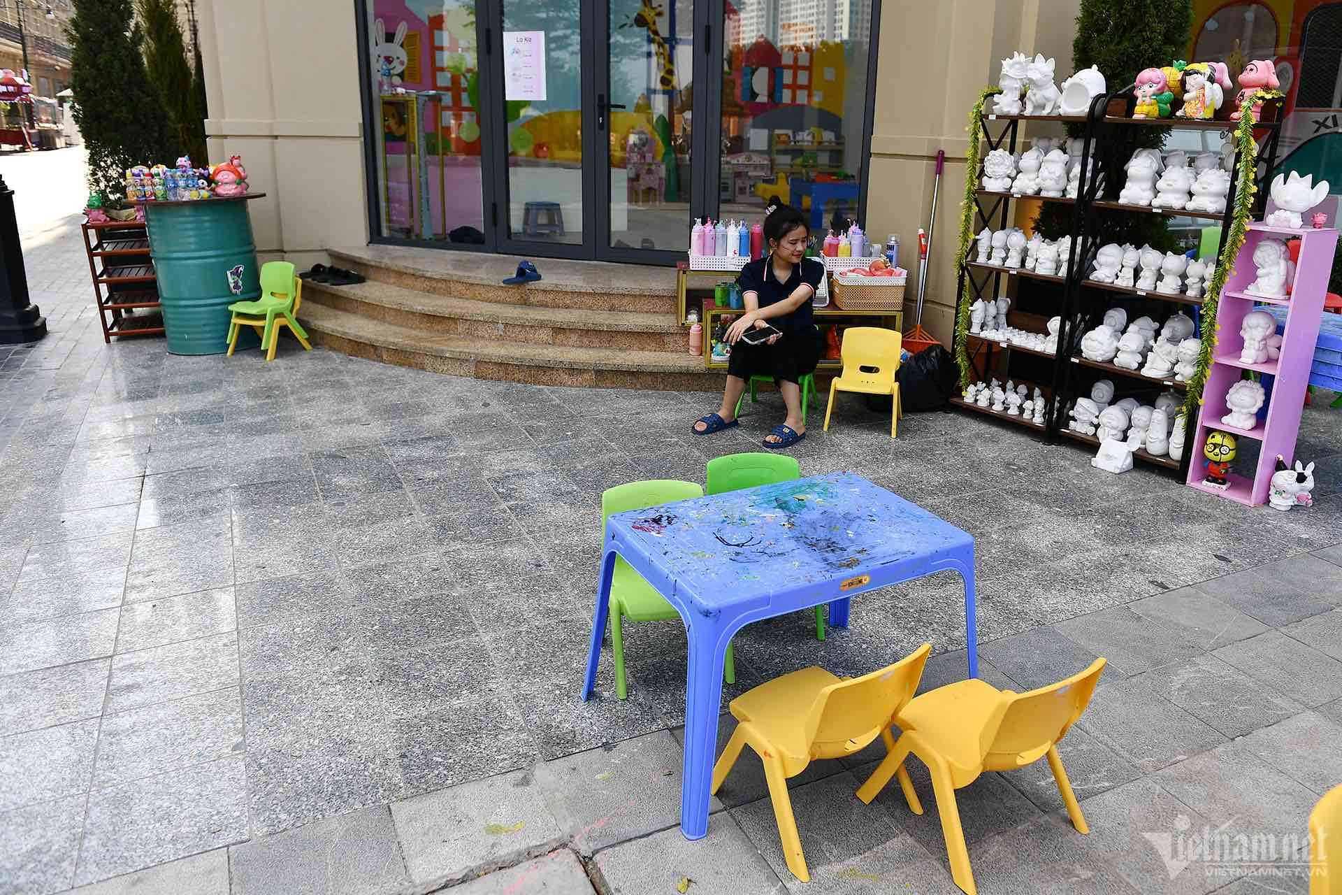 Phố đi bộ kiểu Tây ở Hà Nội: Đẹp và sạch sẽ nhưng khách chóng chán