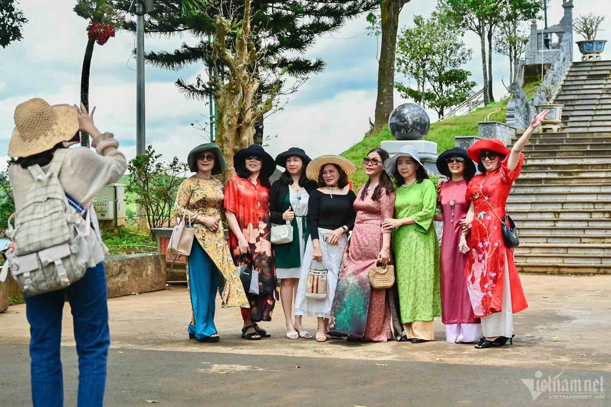 Du khách đổ về check-in đường thông đẹp thơ mộng ở Tây Nguyên