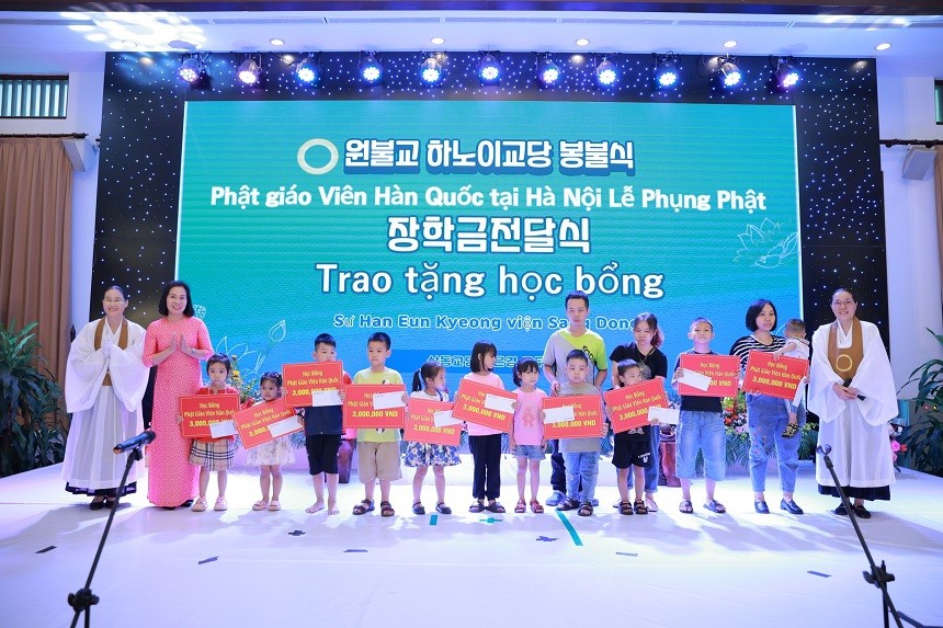 Phật giáo viên Hàn Quốc trao tặng 30 suất học bổng nhân lễ Phụng Phật