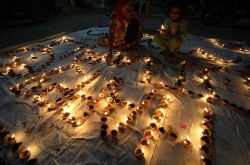 Ấn Độ: Lễ hội Diwali lập kỷ lục thế giới Guinness về số lượng đèn dầu bằng đất được thắp sáng