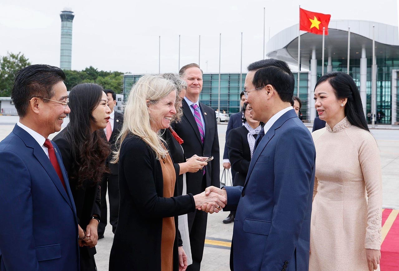 Bà Melissa Bishop, Phó Đại sứ Hoa Kỳ tại Việt Nam tiễn Chủ tịch nước Võ Văn Thưởng và Phu nhân tại Sân bay quốc tế Nội Bài. Bà Melissa Bishop, Phó Đại sứ Hoa Kỳ tại Việt Nam tiễn Chủ tịch nước Võ Văn Thưởng và Phu nhân tại Sân bay quốc tế Nội Bài.