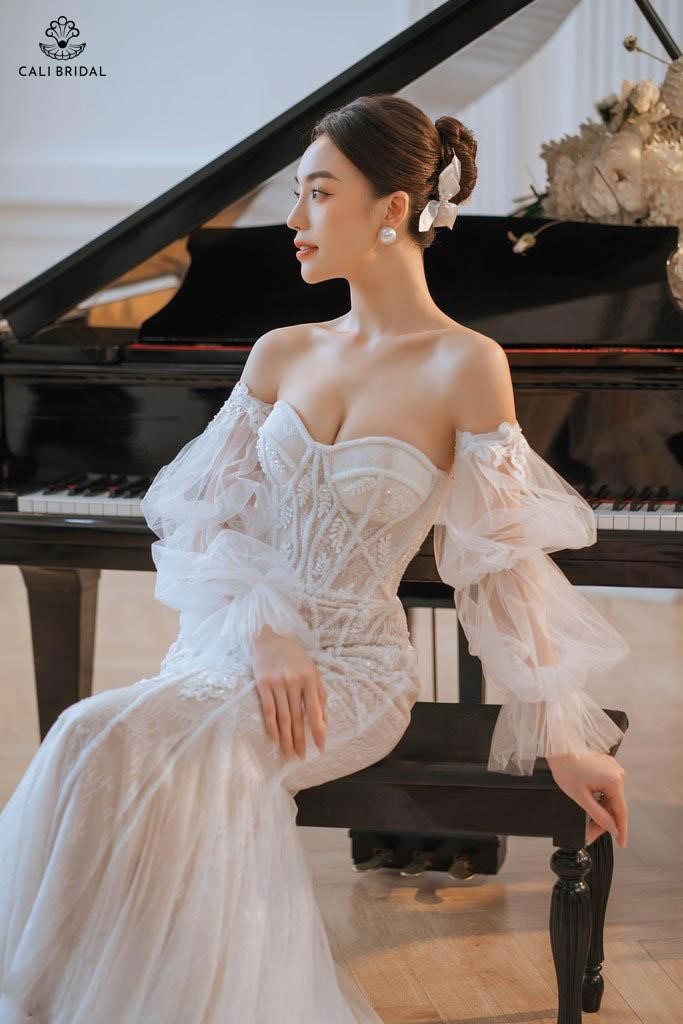 Cali bridal hé lộ những mẫu váy cưới đẹp nhất mùa cưới 2023 - 2024Váy đuôi cá chất liệu ren cao cấp với tay bồng rời tạo nên vẻ đẹp ấn tượng.