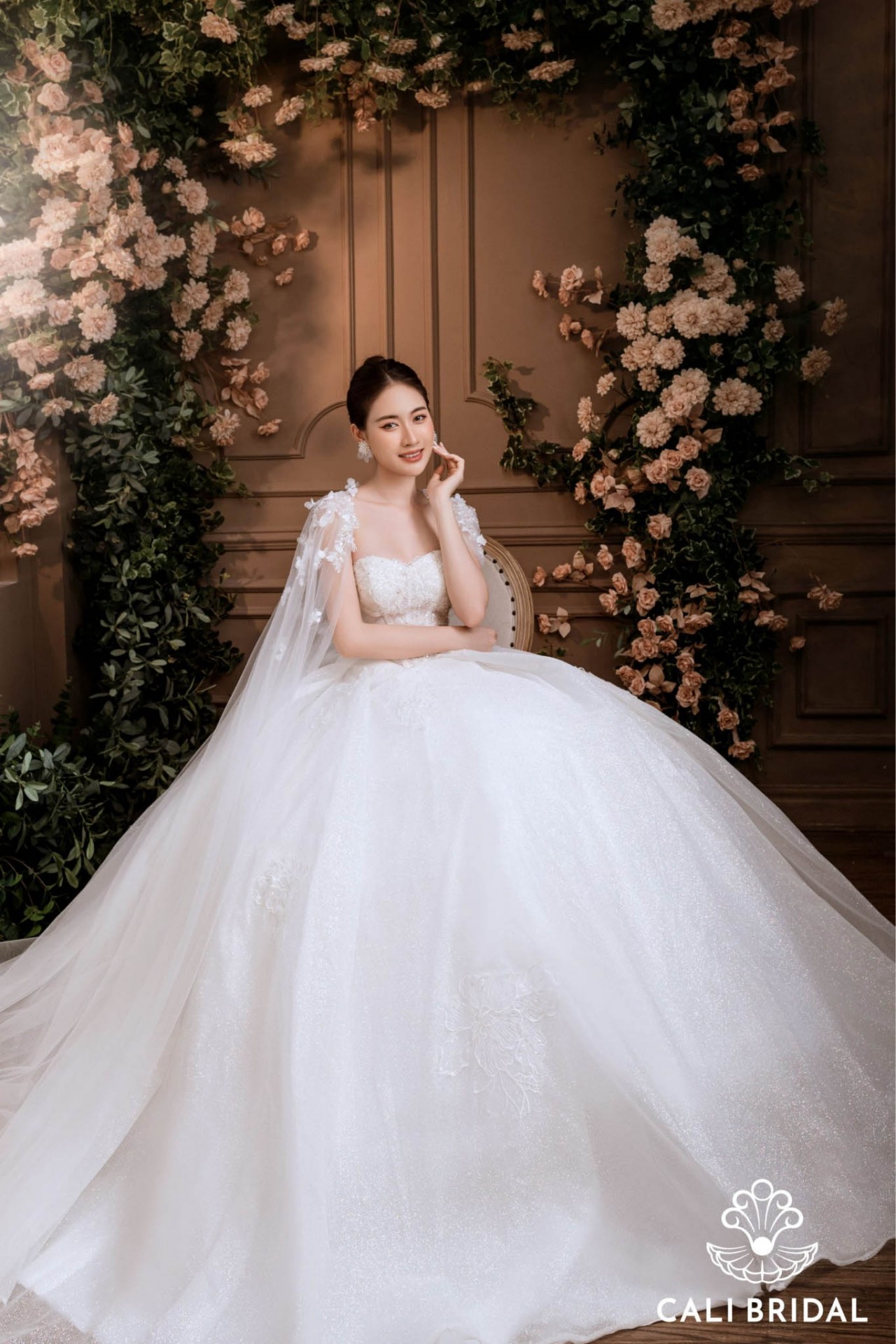 Váy công chúa cúp ngực kết hợp cùng áo choàng mỏng nhẹ vừa đem lại vẻ đẹp nhẹ nhàng, tinh tế vừa quyến rũ.