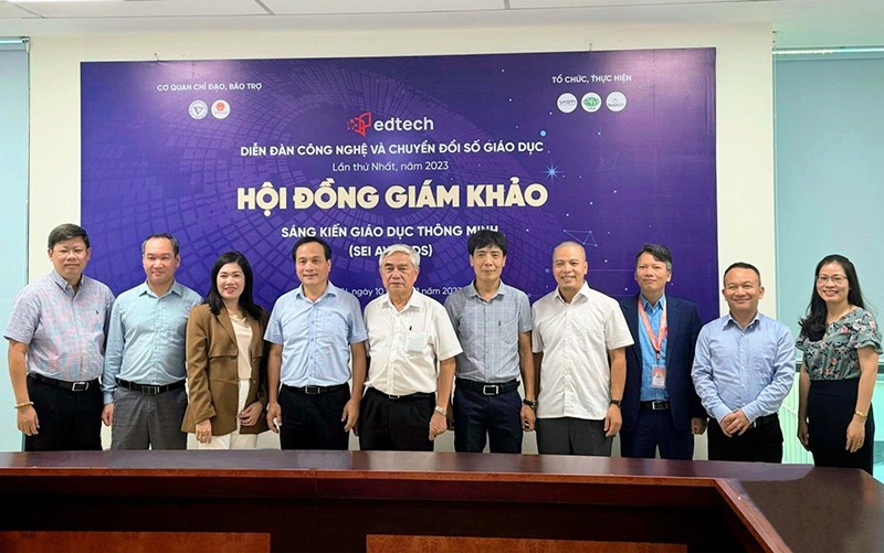 Đại diện Ban tổ chức và Hội đồng Giám khảo chụp hình lưu niệm