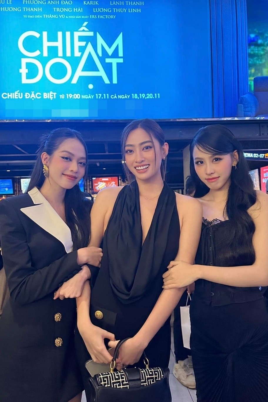 Hoa hậu Thanh Thủy (bên trái) và Á hậu Ngọc Hằng thấp thỏm cùng vai diễn con gái tài phiệt của bạn thân. Hoa hậu Lương Thùy Linh trẻ nhất trong dàn diễn viên của phim nhưng đảm nhận vai lớn tuổi hơn Lãnh Thanh, Karik và Phương Anh Đào. Nhân vật của Hoa hậu là một doanh nhân sắc sảo.