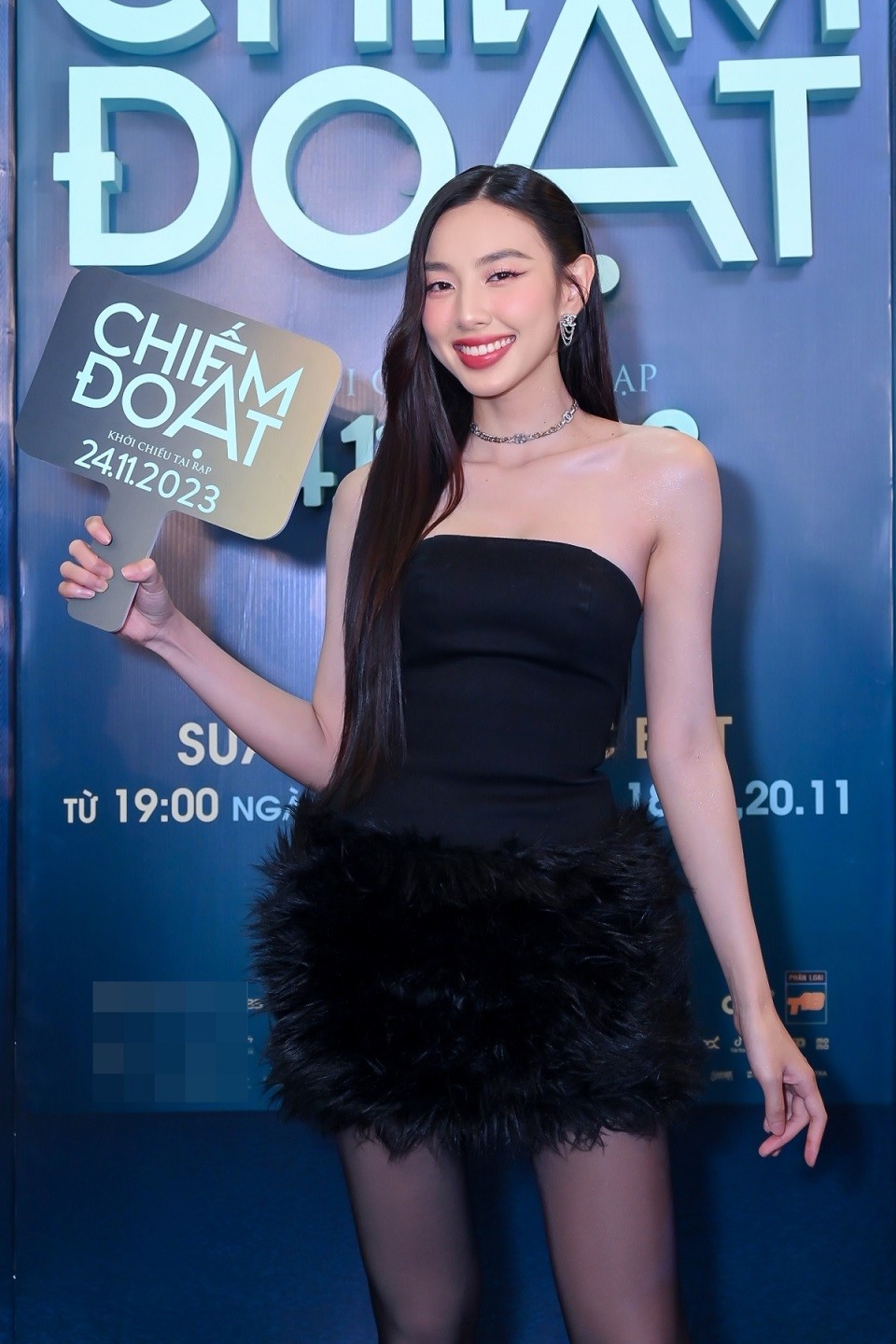 Hoa hậu Thùy Tiên đến họp báo.