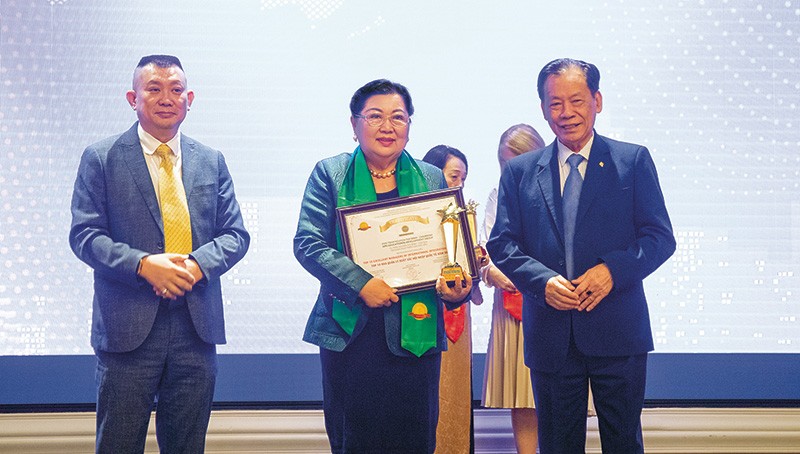 Tiến sĩ Trần Nguyễn Thy Bình - Nhà sáng lập và Chủ tịch Tập đoàn Phát triển Giáo dục APU vinh dự “TOP 10 Nhà Quản lý xuất sắc hội nhập quốc tế - TOP 10 Typical Managers of International Integration” tại Diễn đàn kinh tế quốc tế Asia 2023 tại Singapore.