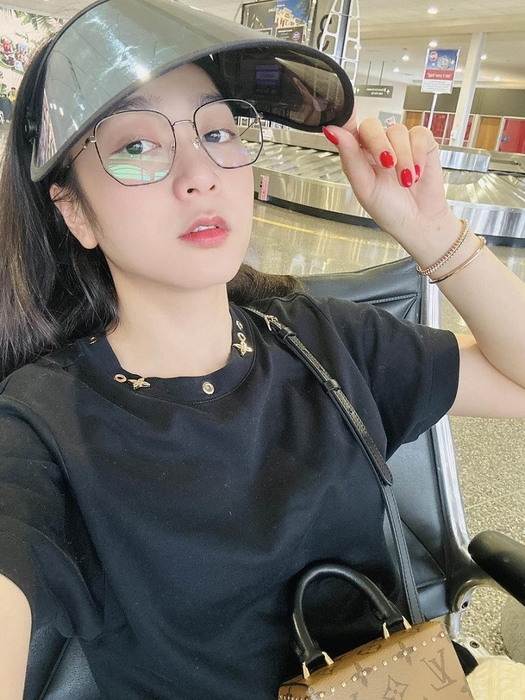 Những khoảnh khắc đời thường ca sĩ Hà Thanh Xuân xinh đẹp cùng trang sức và túi xách hàng hiệu