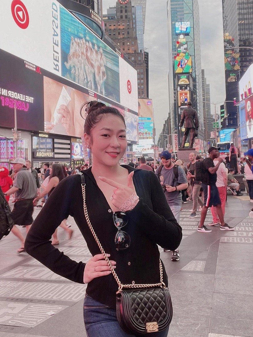 Những khoảnh khắc đời thường ca sĩ Hà Thanh Xuân xinh đẹp cùng trang sức và túi xách hàng hiệu