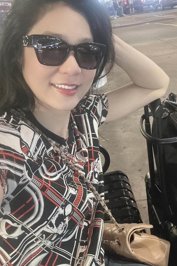 Những khoảnh khắc đời thường ca sĩ Hà Thanh Xuân xinh đẹp cùng trang sức và túi xách hàng hiệu