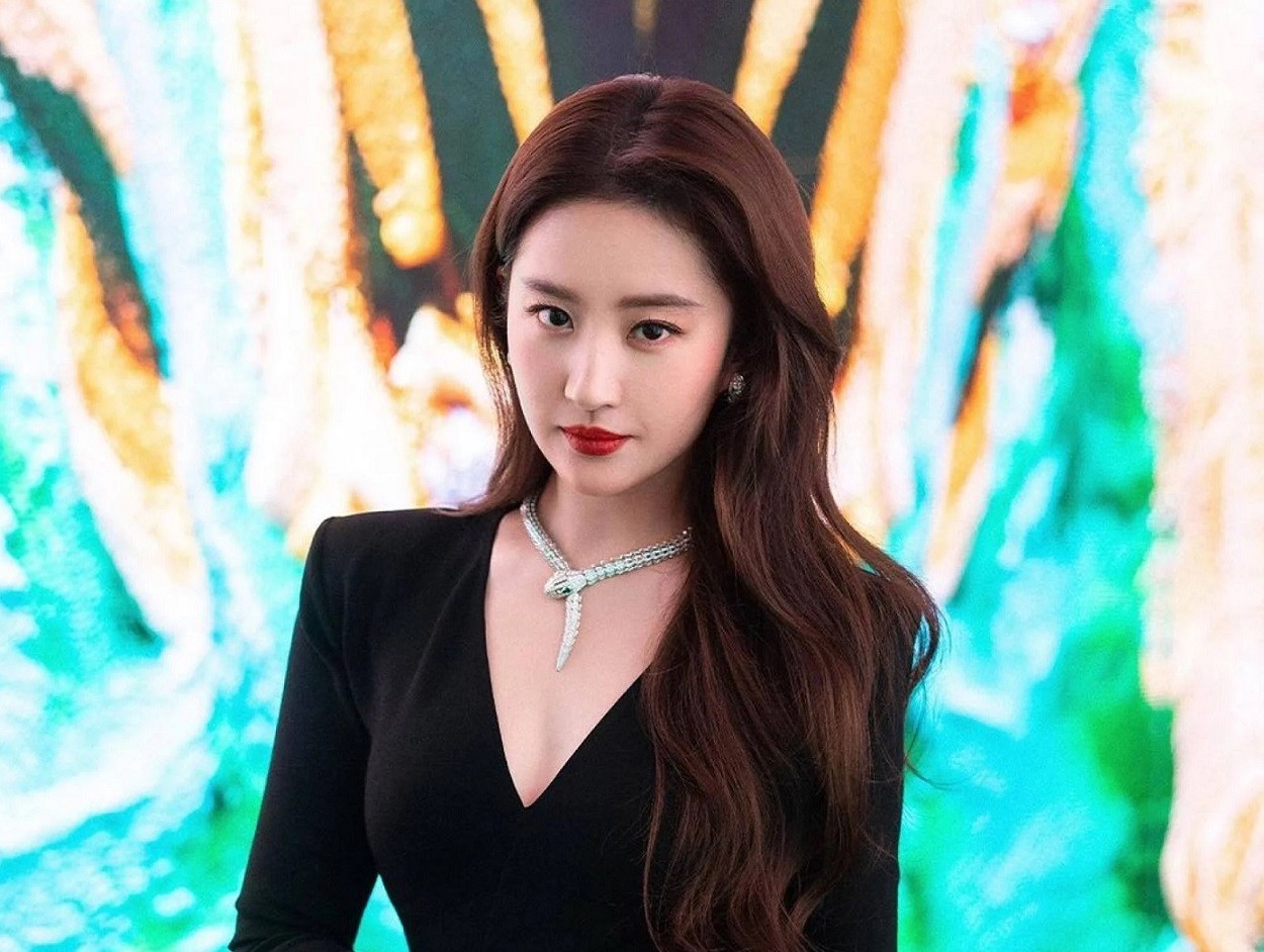 Câu chuyện hoa hồng: Lưu Diệc Phi tặng túi Louis Vuitton cho nhân viên đoàn làm phim