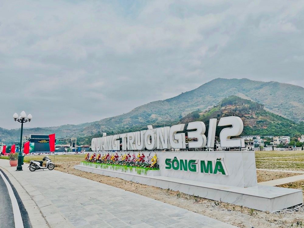 Các công trình góp quần tạo bộ mặt đô thị huyện vùng biên Sông Mã. (Nguồn: Báo Tài nguyên & Môi trường) Các công trình góp quần tạo bộ mặt đô thị huyện vùng biên Sông Mã. (Nguồn: Báo Tài nguyên & Môi trường)