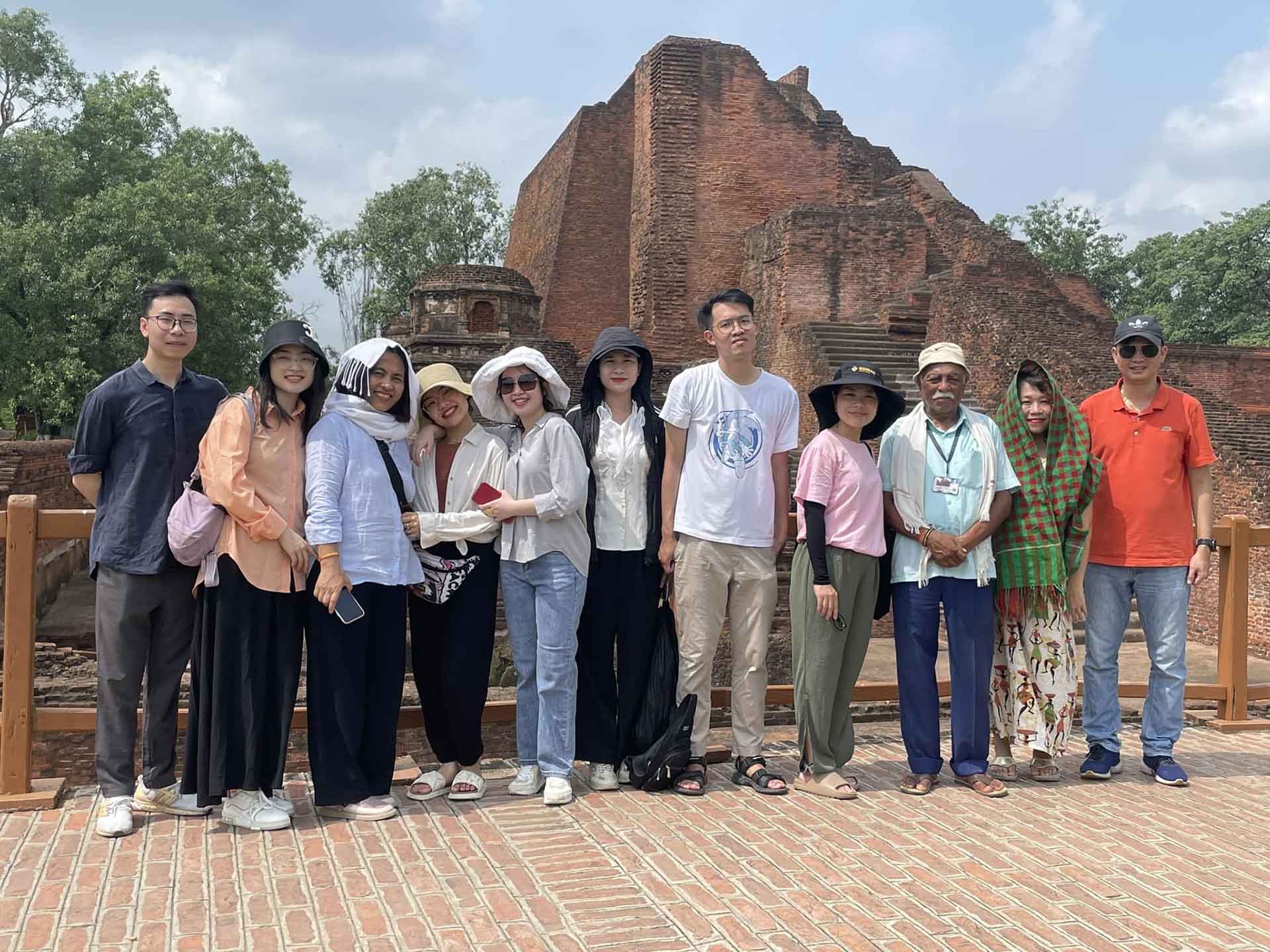 Thầy trò khoa Truyền thông và Văn hóa đối ngoại, Học viện Ngoại giao tại Nalanda University - trường đại học Phật giáo đầu tiên trên thế giới trong chuyến đi thực tế tại Ấn Độ.  (Ảnh: Song Nguyên)