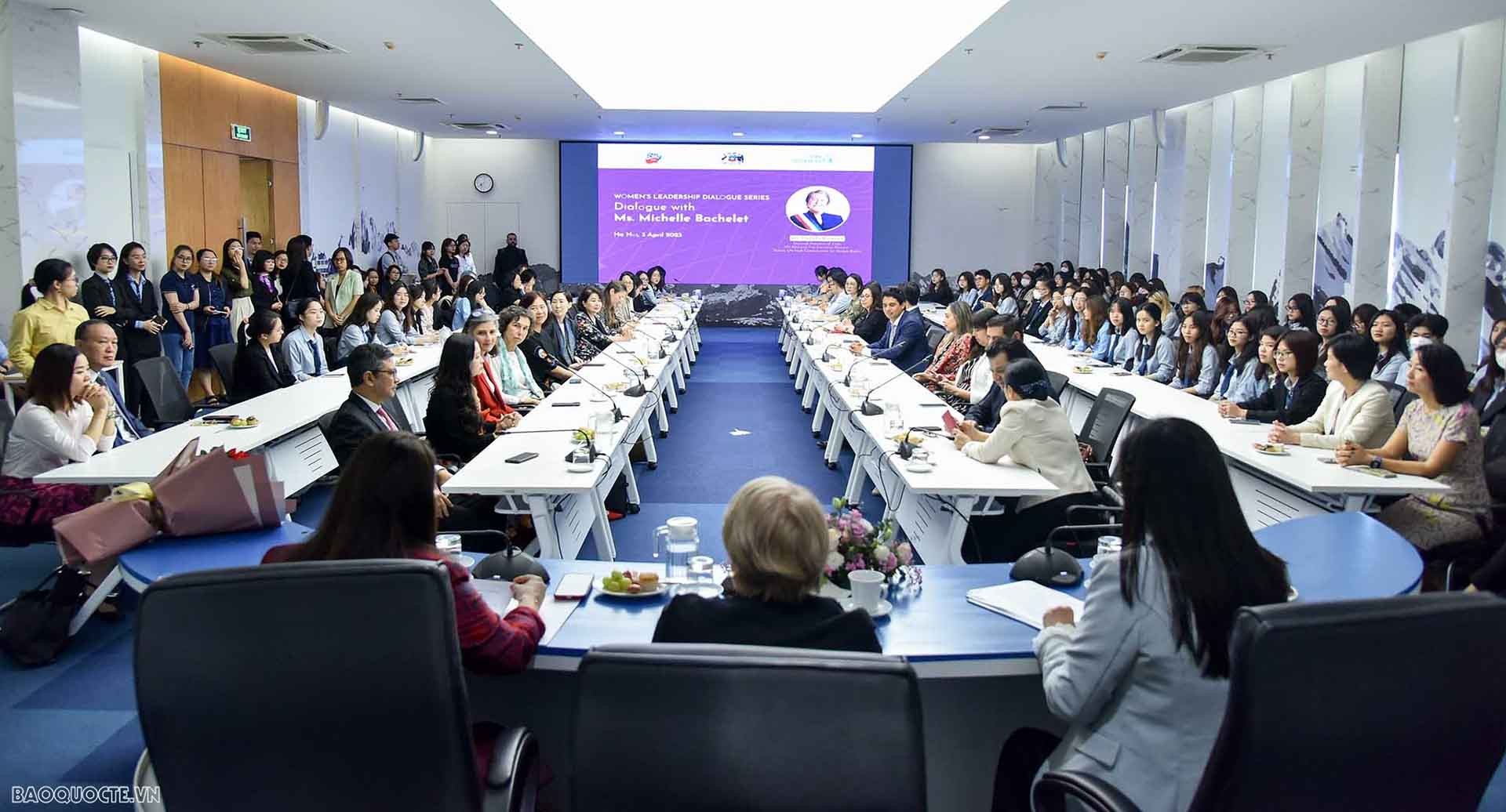 Các cán bộ ngoại giao, Đại sứ, Trưởng đại diện một số tổ chức quốc tế tại Việt Nam cùng sinh viên Học viện Ngoại giao trong buổi giao lưu với bà Michelle Bachelet, nguyên Tổng thống Chile, nguyên Cao ủy Nhân quyền Liên hợp quốc, nguyên Giám đốc điều hành UN Women, ngày 3/4.  (Ảnh: Nguyễn Hồng)
