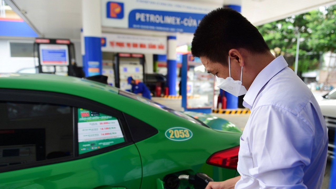 gia xang dau hom nay 1312 lai truot doc trong nuoc ngay mai se tiep tuc giam manh