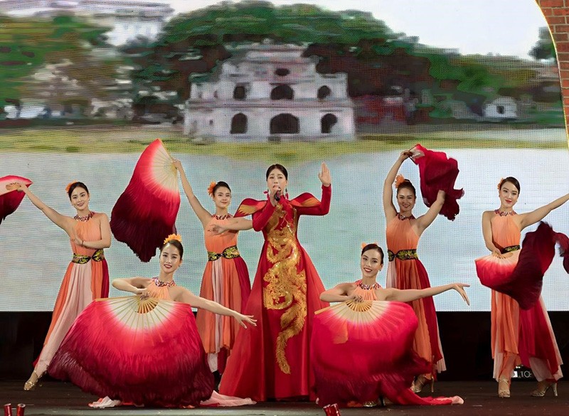 Ấn tượng MV 'Hà Nội Linh Thiêng Hào Hoa' của NSƯT Hương Giang lấy bối cảnh Hoàng Thành Thăng Long Ấn tượng MV 'Hà Nội Linh Thiêng Hào Hoa' của NSƯT Hương Giang lấy bối cảnh Hoàng Thành Thăng Long