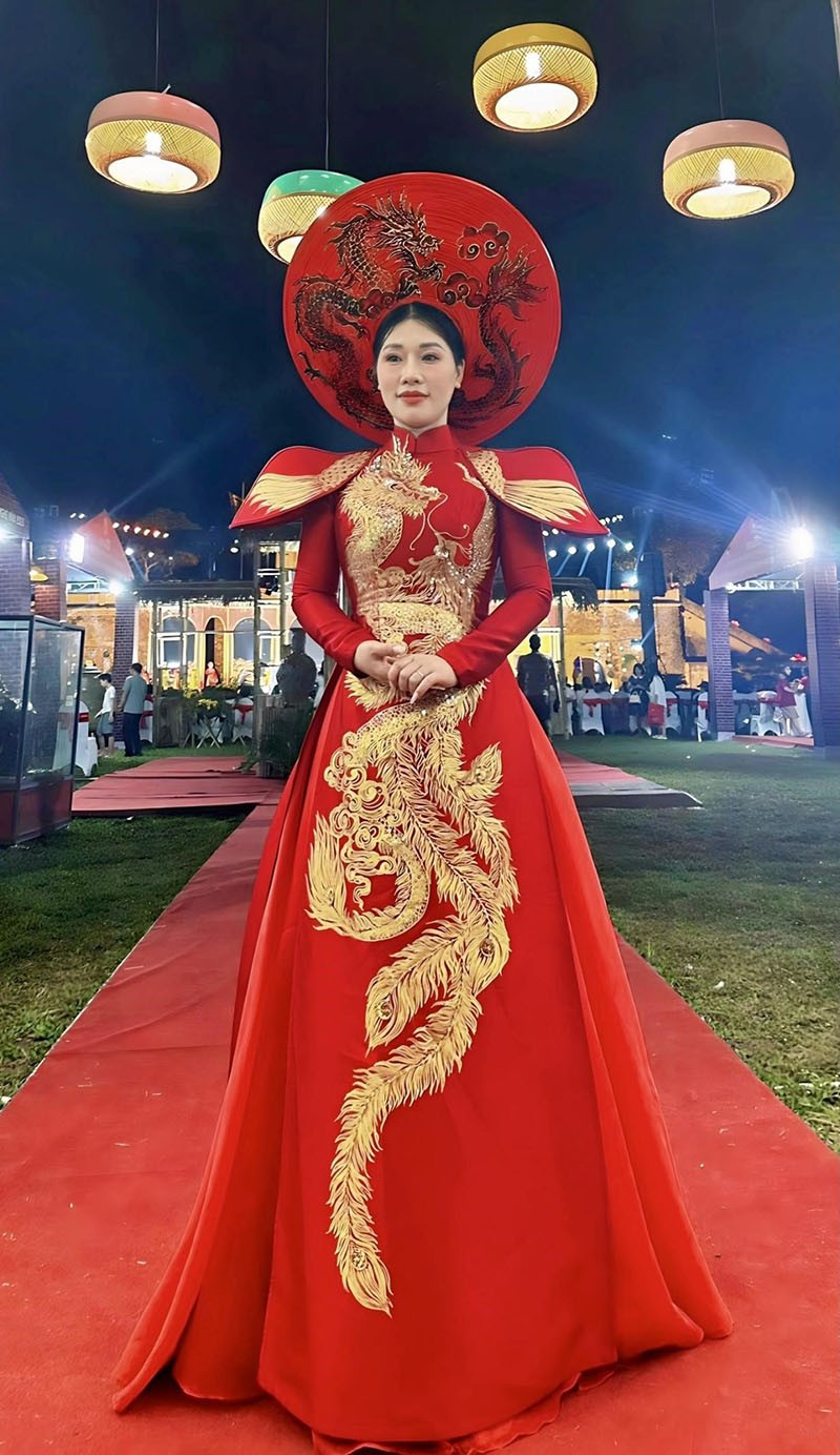 NSƯT Hương Giang gây được bất ngờ khi thể hiện thành công một ca khúc mang âm hưởng ca trù Bắc Bộ. NSƯT Hương Giang gây được bất ngờ khi thể hiện thành công một ca khúc mang âm hưởng ca trù Bắc Bộ.